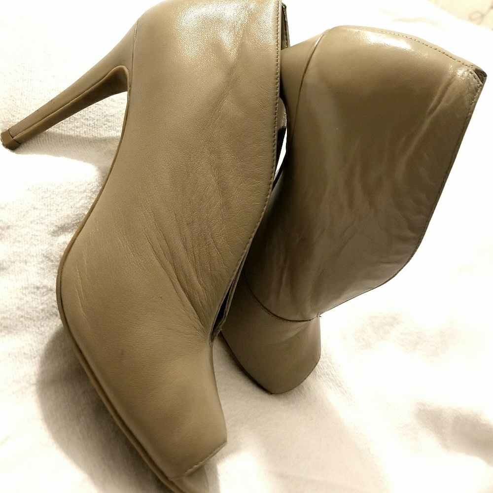 Peep-toe boots